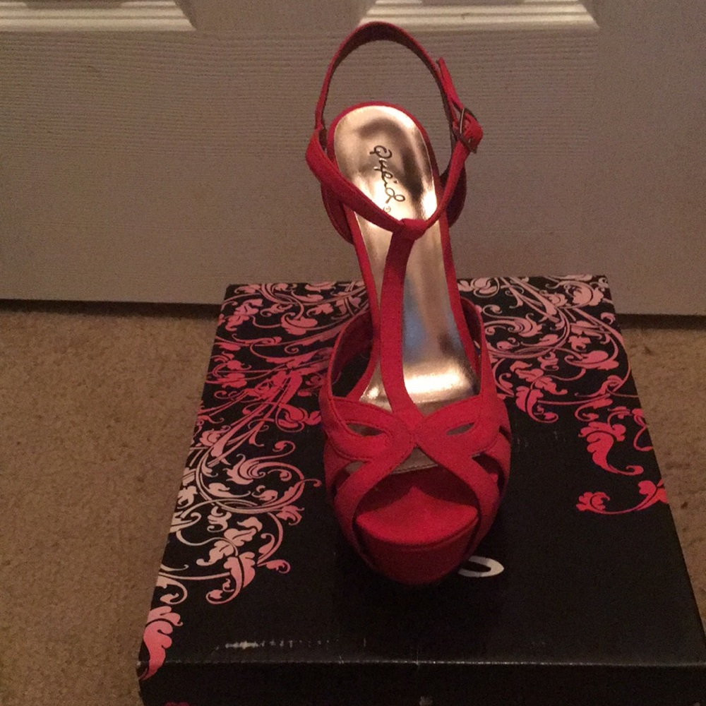Red pumps - Picture 2 of 5